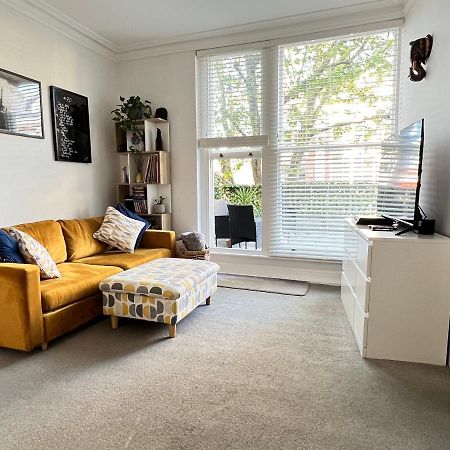 Stylish One-Bedroom Rental With Private Patio In Zone 2 Лондон Екстериор снимка