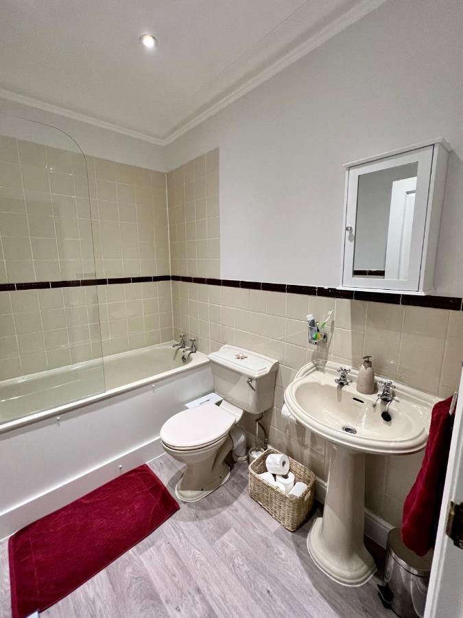Stylish One-Bedroom Rental With Private Patio In Zone 2 Лондон Екстериор снимка