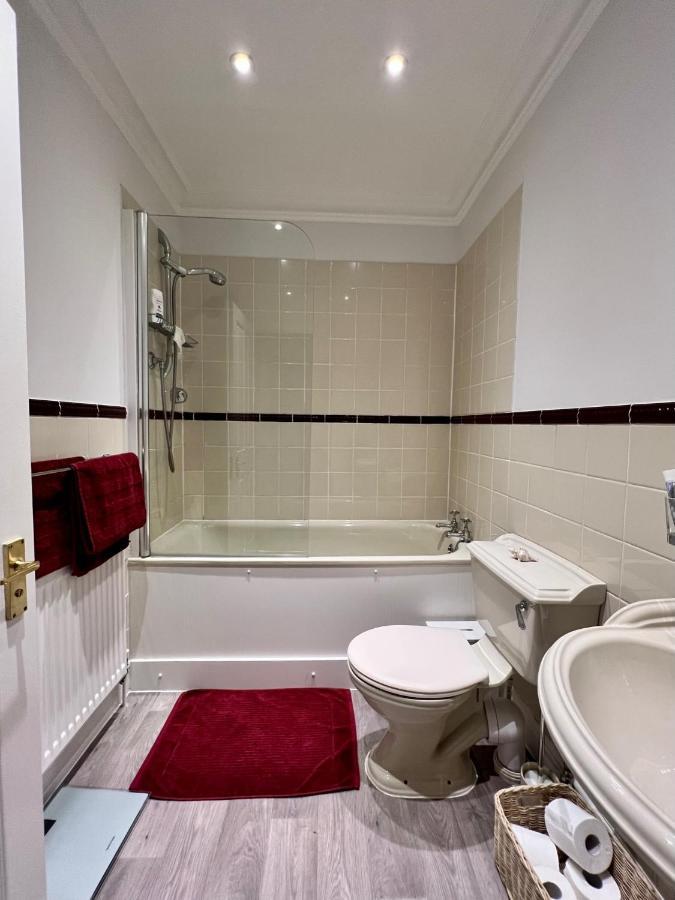 Stylish One-Bedroom Rental With Private Patio In Zone 2 Лондон Екстериор снимка