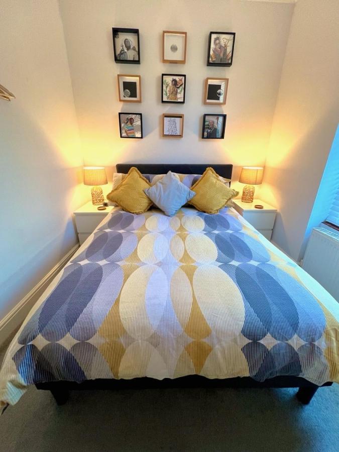 Stylish One-Bedroom Rental With Private Patio In Zone 2 Лондон Екстериор снимка