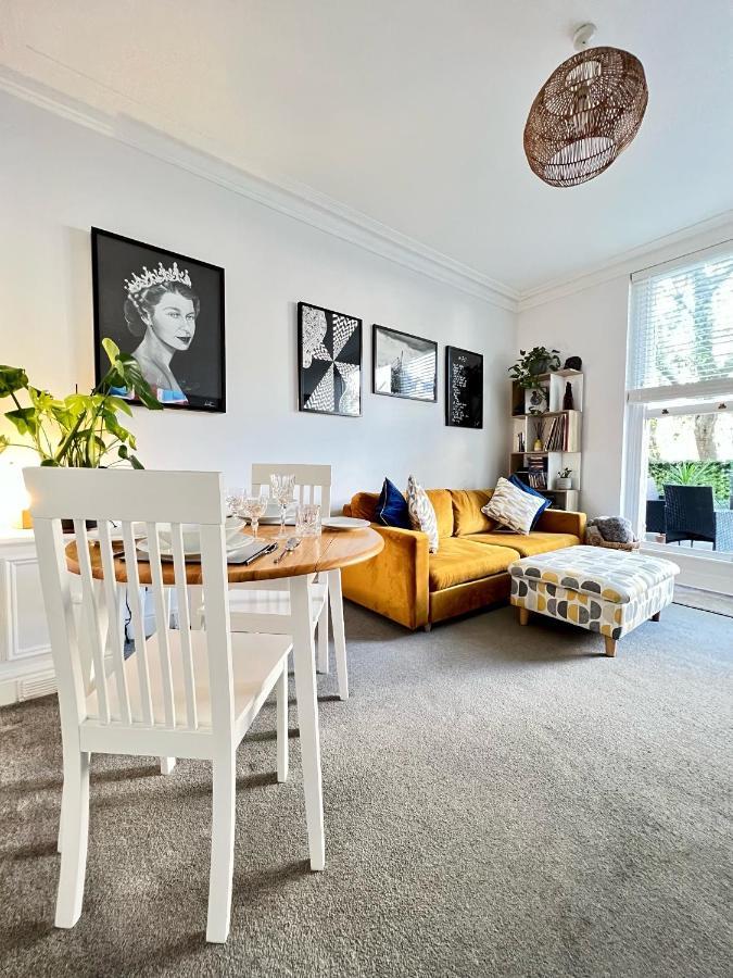Stylish One-Bedroom Rental With Private Patio In Zone 2 Лондон Екстериор снимка