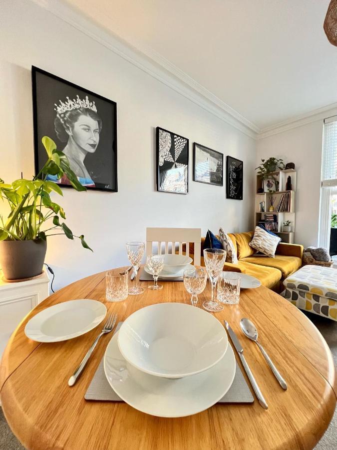 Stylish One-Bedroom Rental With Private Patio In Zone 2 Лондон Екстериор снимка