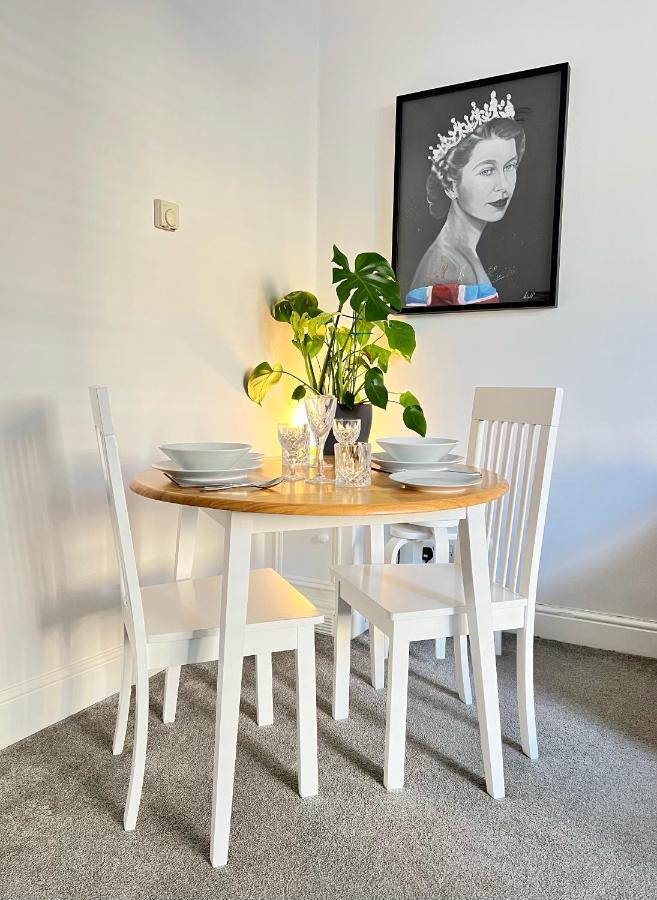 Stylish One-Bedroom Rental With Private Patio In Zone 2 Лондон Екстериор снимка